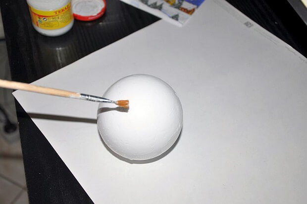 Styropianowa bombka przed malowaniem