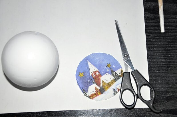 Wycinanie ozdób z serwetki do ozdobienia bombki decoupage