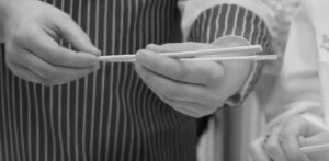 Jak trzymać pałeczki ostatni krok