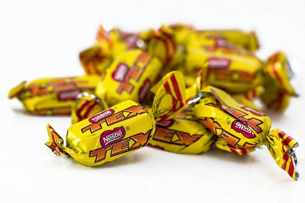 żółte cukierki