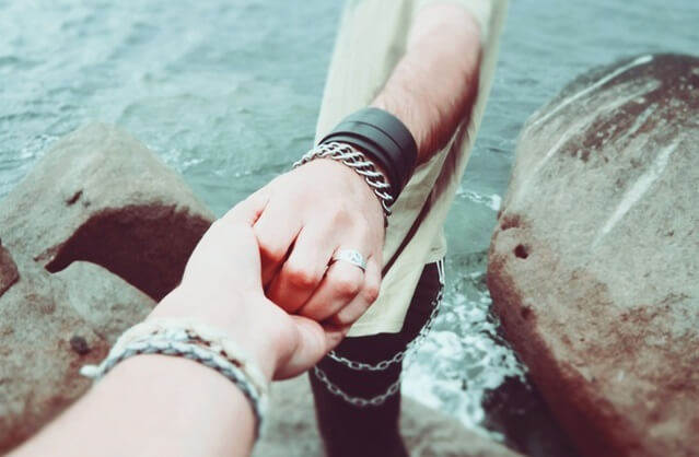 Dwoje ludzi trzymających się za ręce