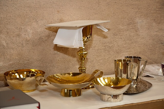 kościół, złote kielichy stojące na półce