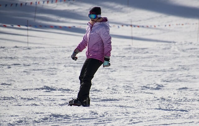 Kobieta na snowboardzie