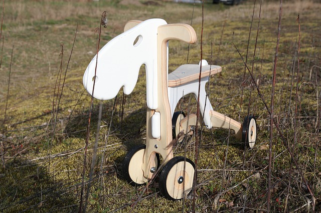 Drewniany jeździk dla dziecka