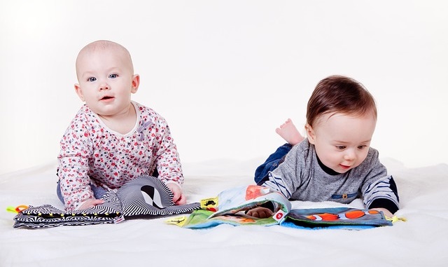 Dwoje małych dzieci