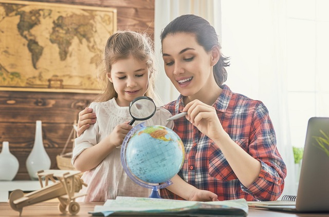 Mama i córka planujące podróż