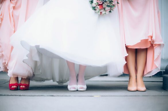 biala suknia ślubna i różowe suknie druhen
