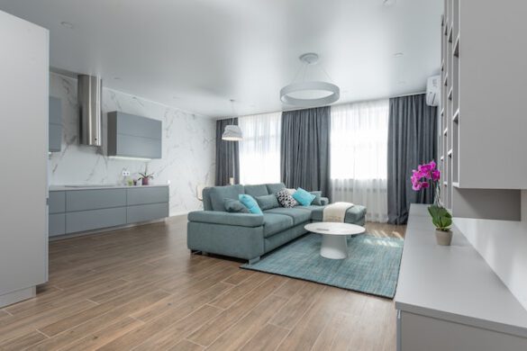 Salon z turkusowymi poduszkami
