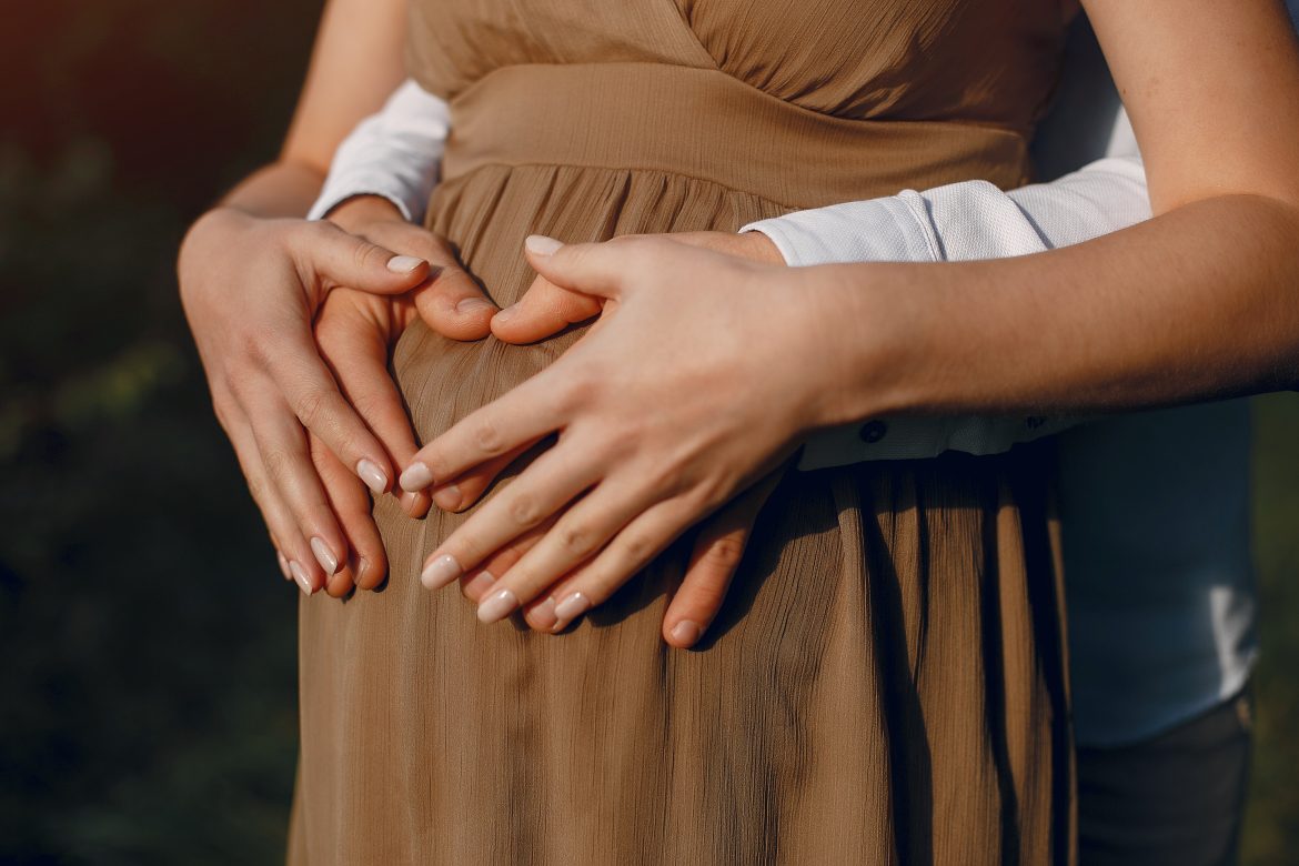 Para trzyma ciążowy brzuszek